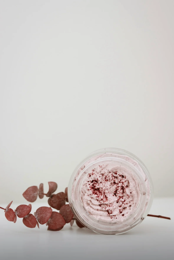 Beurre corporel exfoliant fouetté à la lavande et à l'hibiscus de Zarits