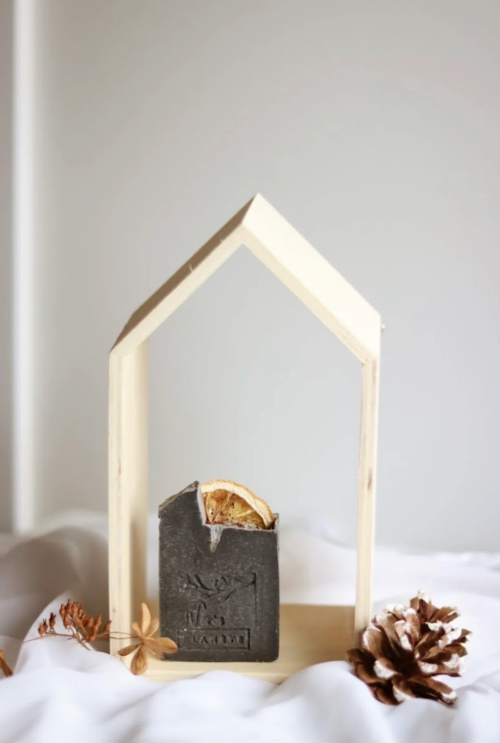 Savon Zarits au charbon noir, baume de sapin et orange douce