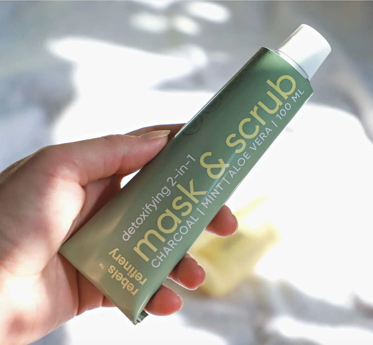 Masque et gommage détoxifiant 2 en 1 de Rebels Refinery