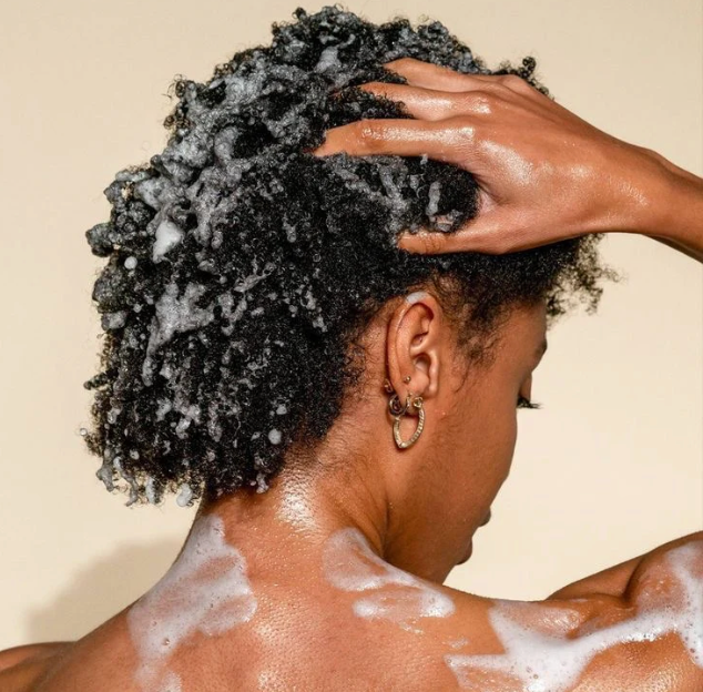 Shampooing royal pour cheveux bouclés